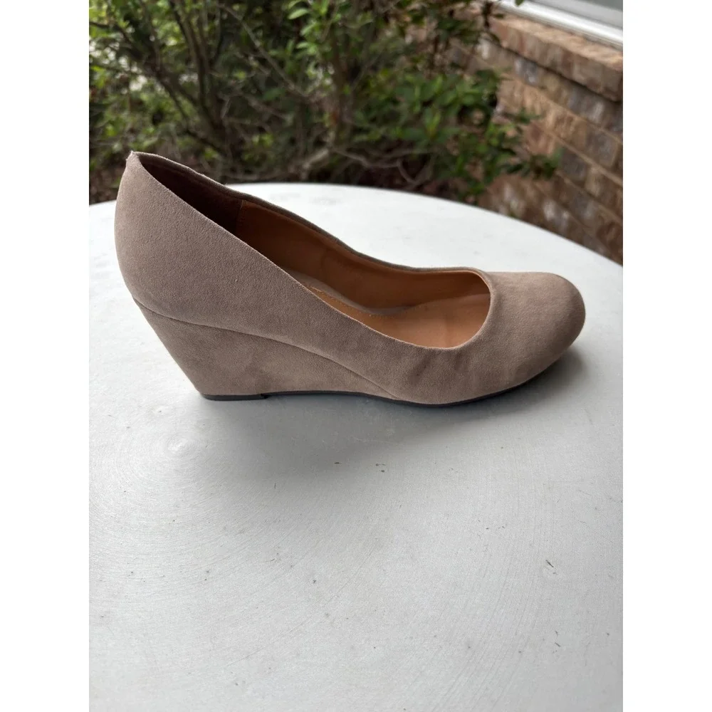 CL by Laundry Womens‎ Taupe Faux Suede Wedge Pumps Almond Toe Size 6M Business